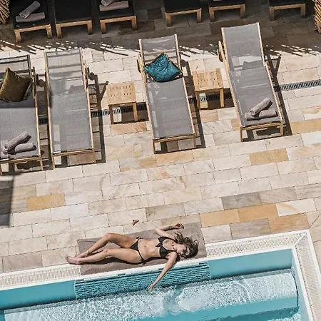 Отель Alpine Hideaway Zillertalerhof Майрхофен